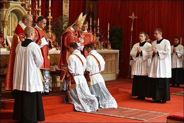 Por que a Igreja exige o celibato dos sacerdotes?